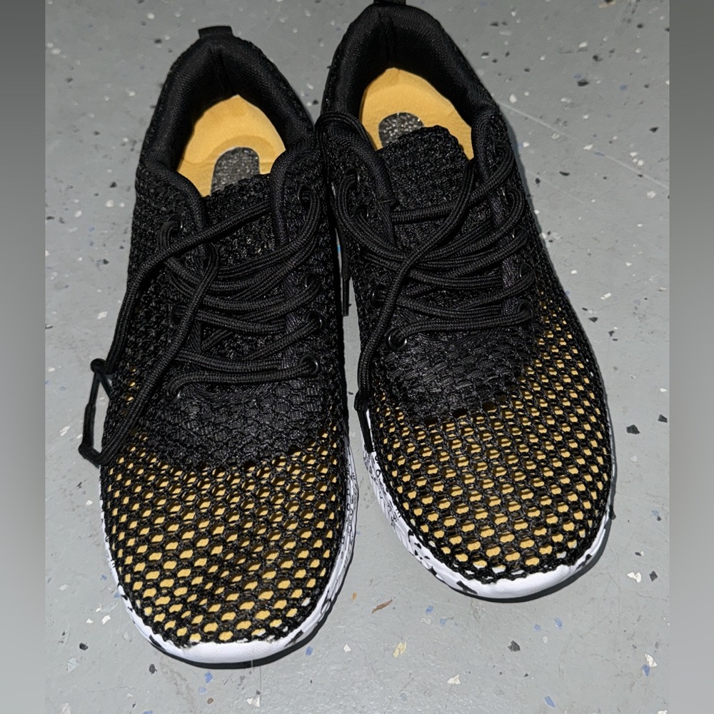 Comfortable water shoe sneakers lace up